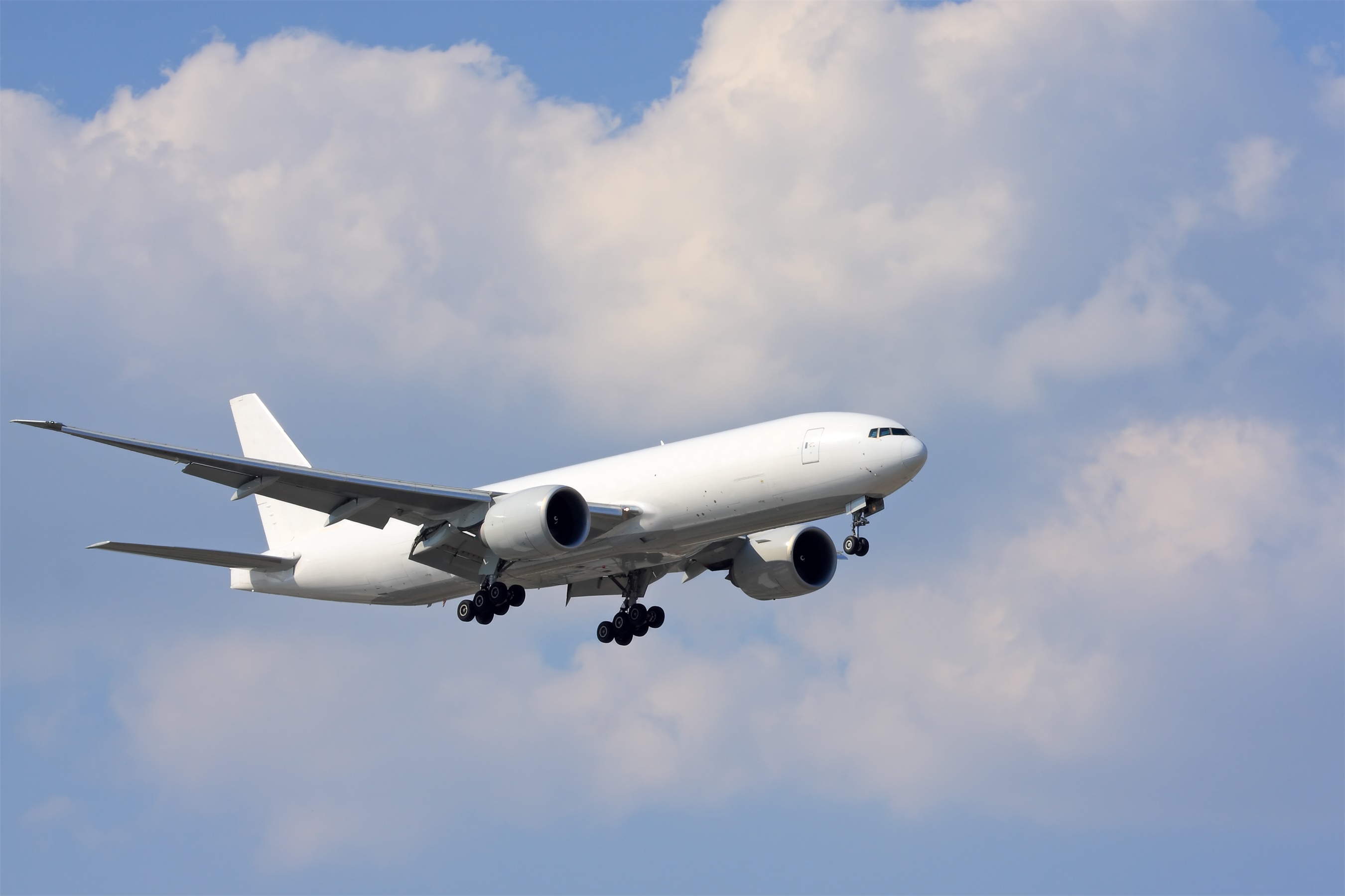 White-cargo-aircraft-on-approach-147424954_3200x2133.jpeg