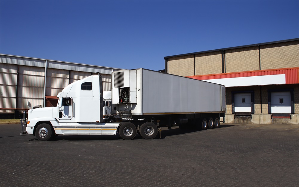 Single-semi-truck-at-frozen-goods-warehouse-95491926_3136x1963.jpeg